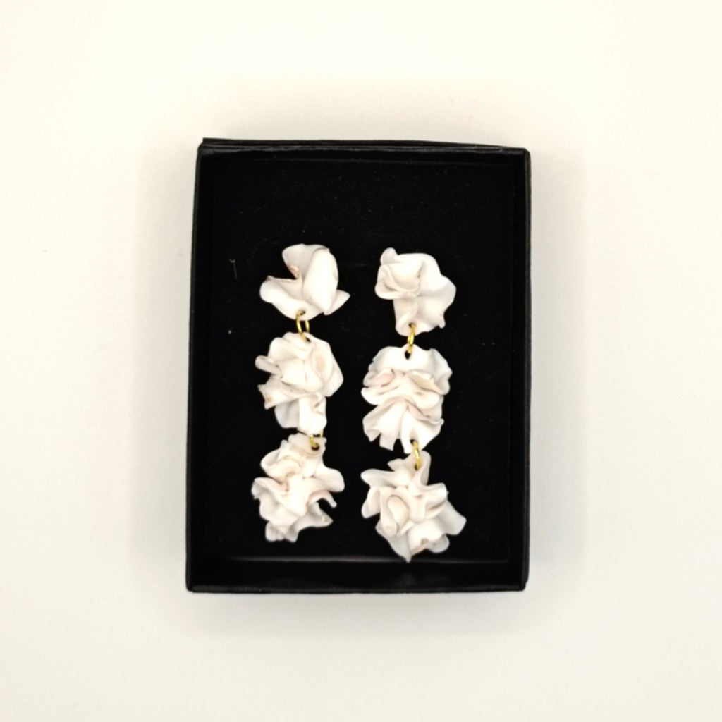 Clavel - Pendientes cascada blancos