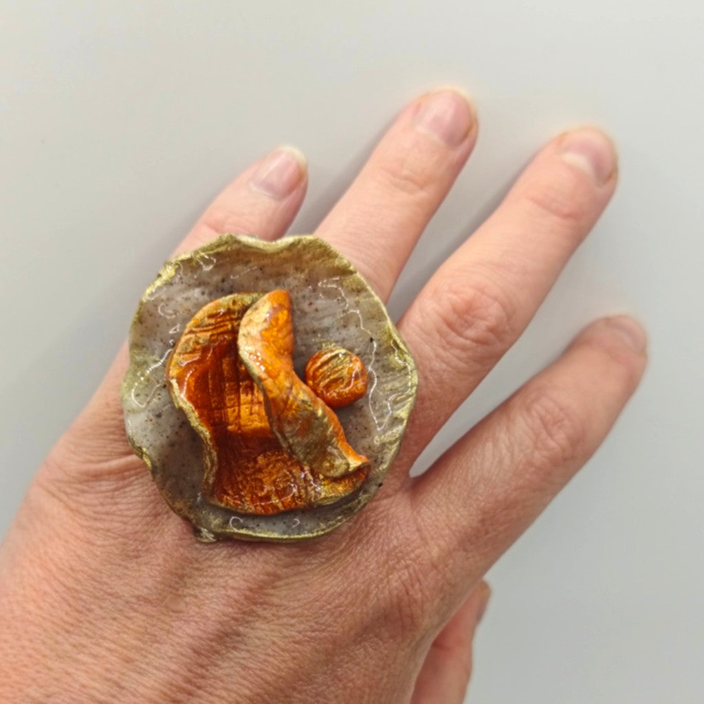 Anillo - pétalo naranja sobre piedra
