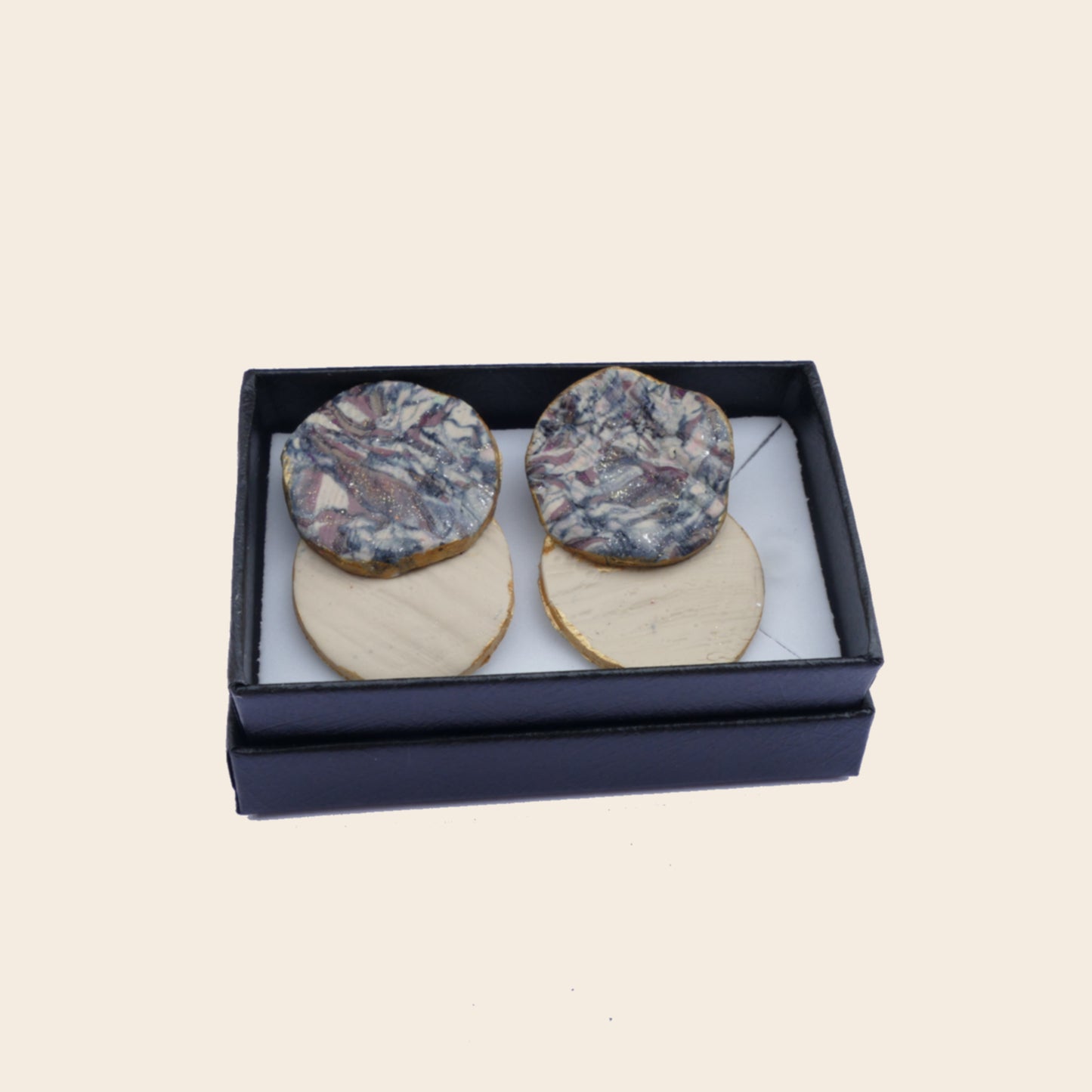 Ostara - crema, tierra y gris.