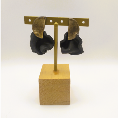 Isis - Pendiente dorado envejecido y negro mato