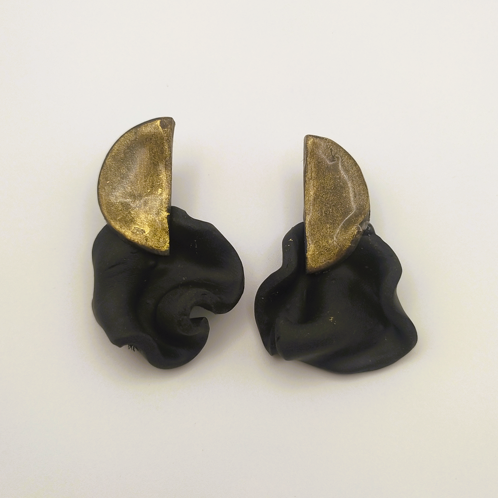 Isis - Pendiente dorado envejecido y negro mato