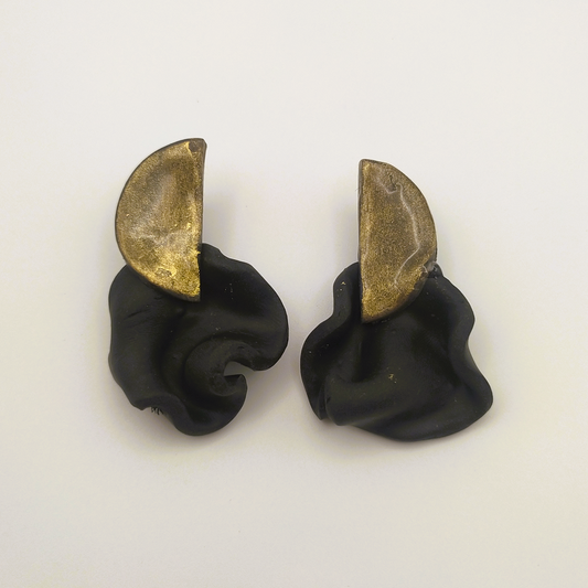 Isis - Pendiente dorado envejecido y negro mato