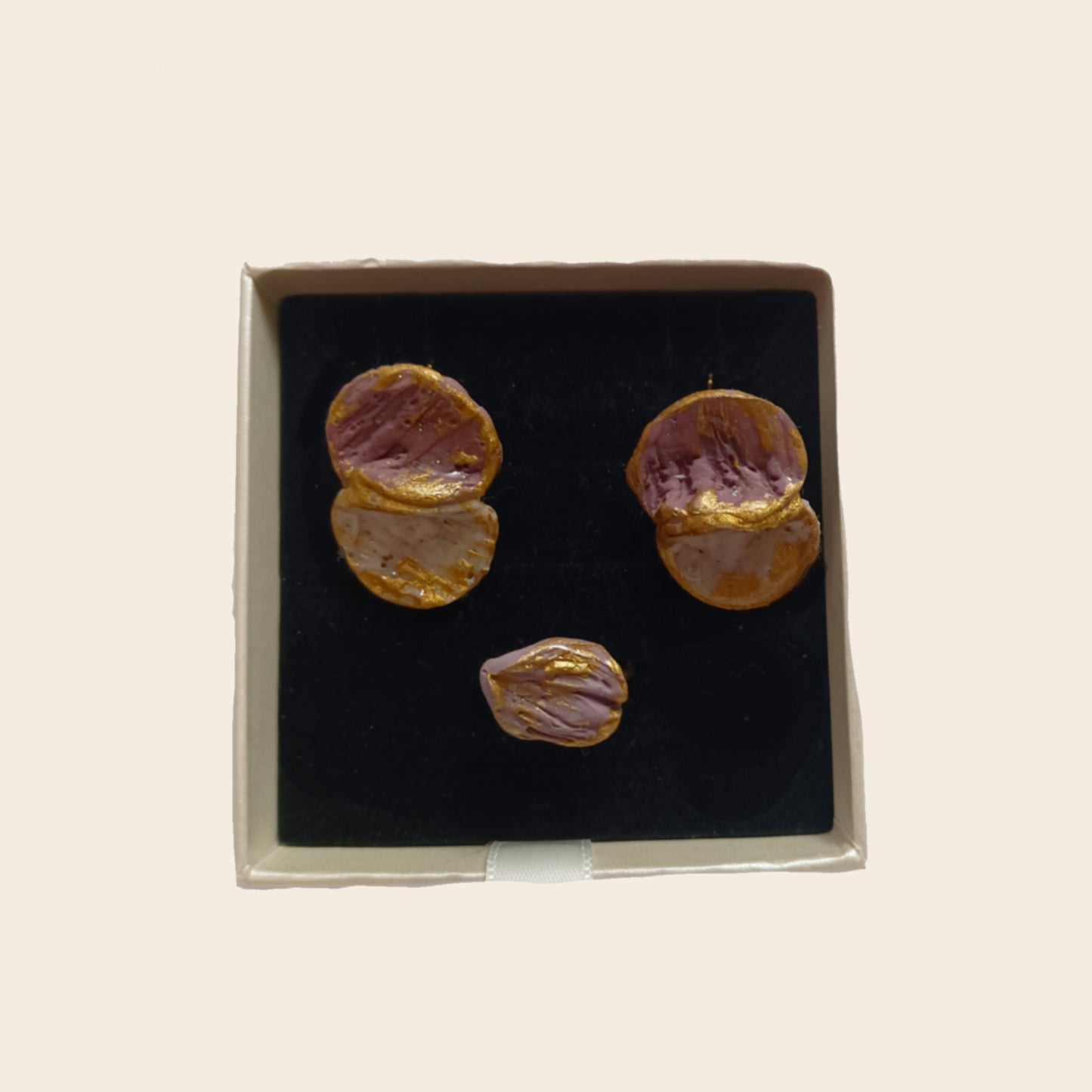 Venus - conjunto con pétalos lavanda y crema