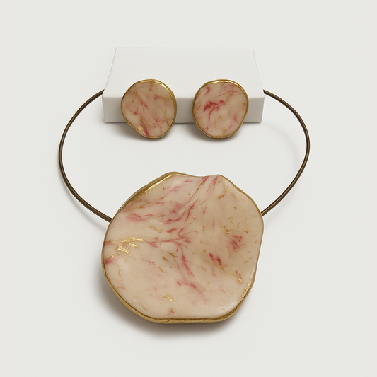 Sarasvati - Conjunto con colgante, crema y destellos fucsia