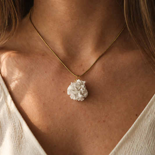 Clavel - colgante blanco