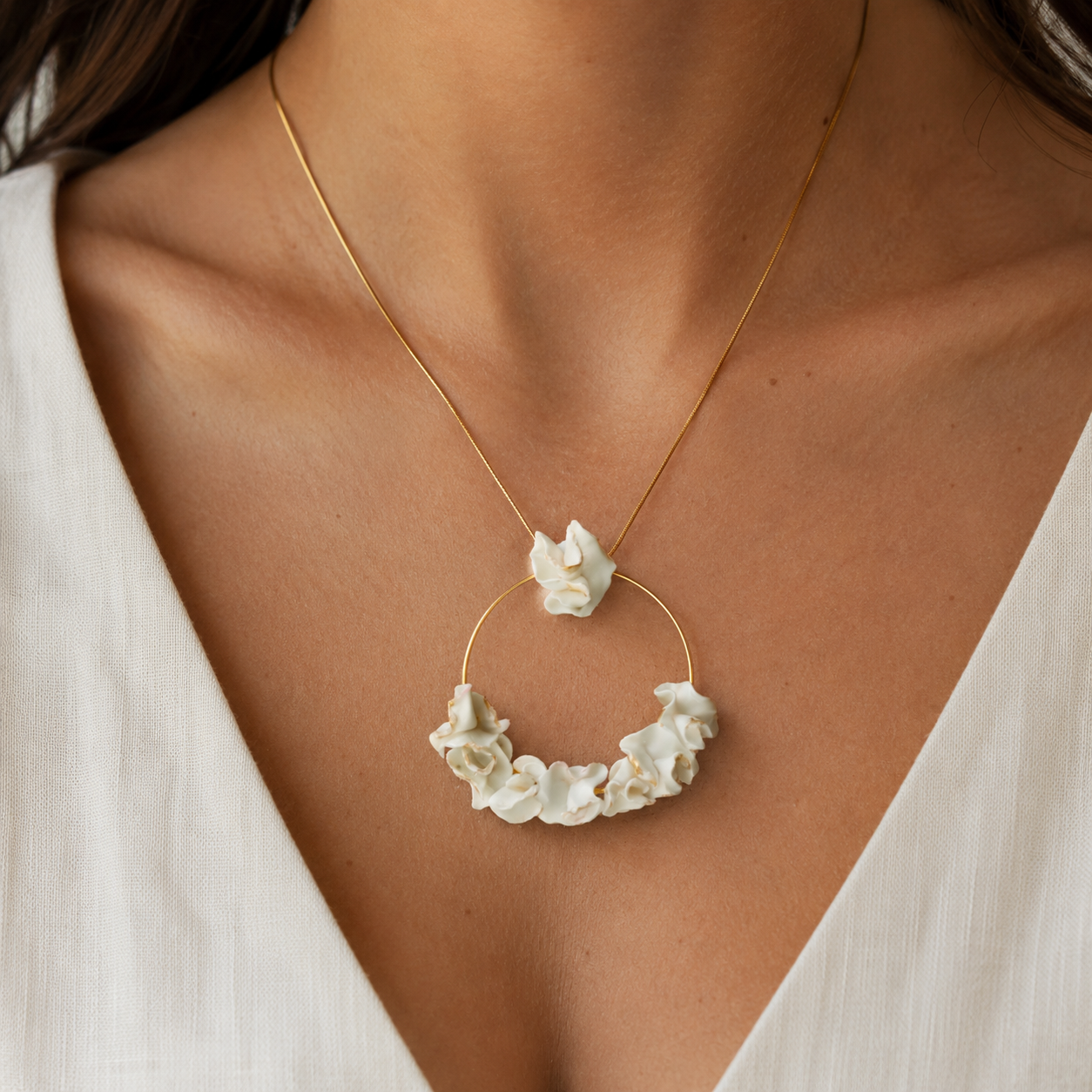 Clavel - colgante blanco o rojo aro grande