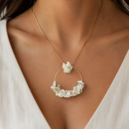 Clavel - colgante blanco o rojo aro grande
