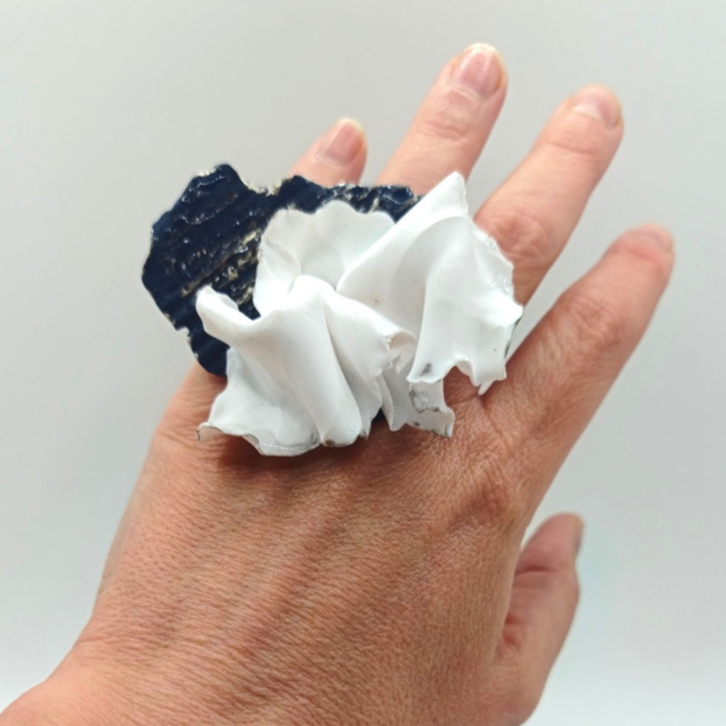 Anillo - Volante blanco y azul oscuro