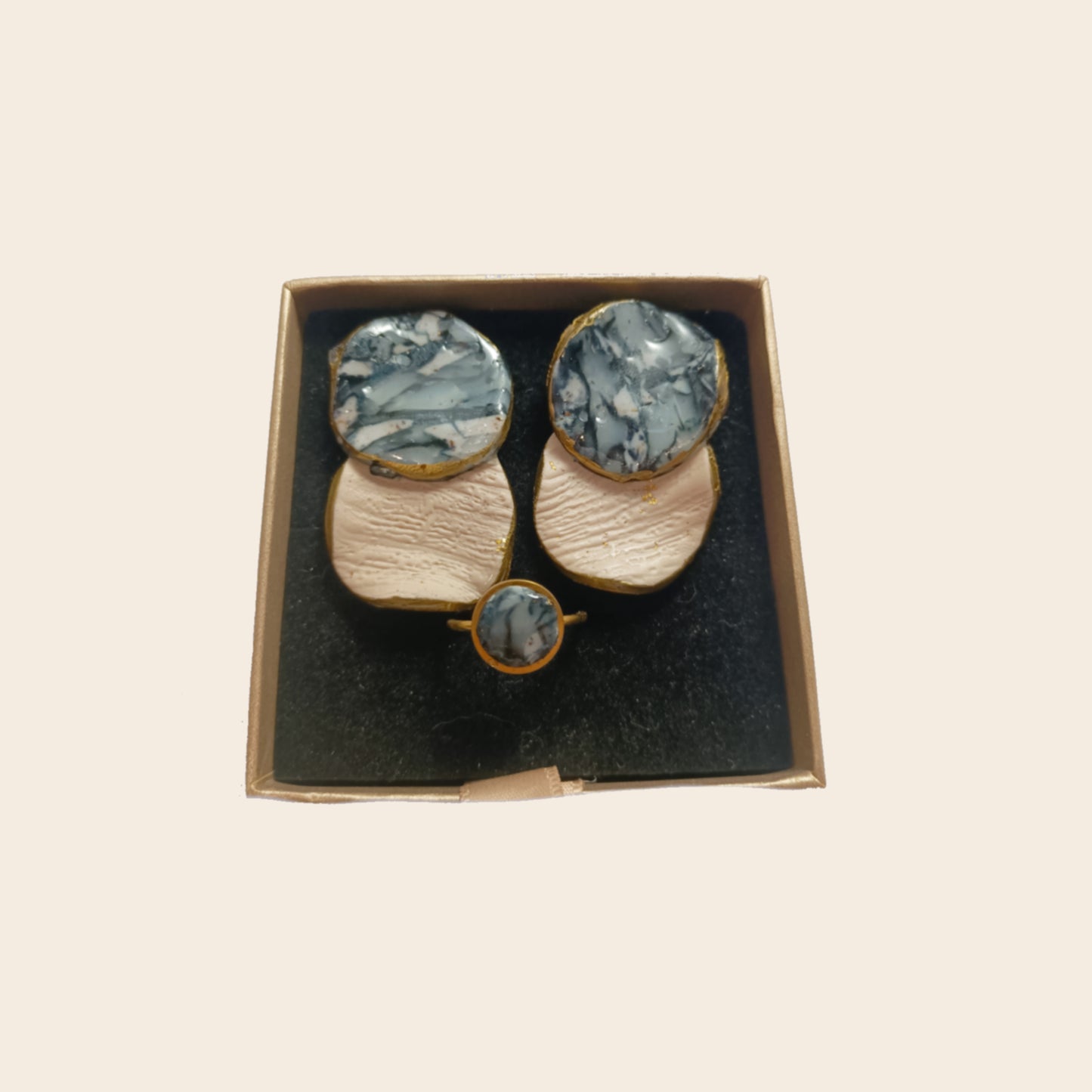 Ostara conjunto - tono gris, crema y dorado