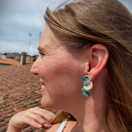 Venus - pétalos aguamarina, nácar y destellos dorados